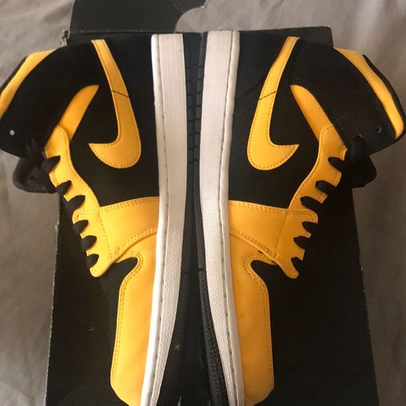Jordan 1 Mid Reverse New Love - Picture 5 of 8